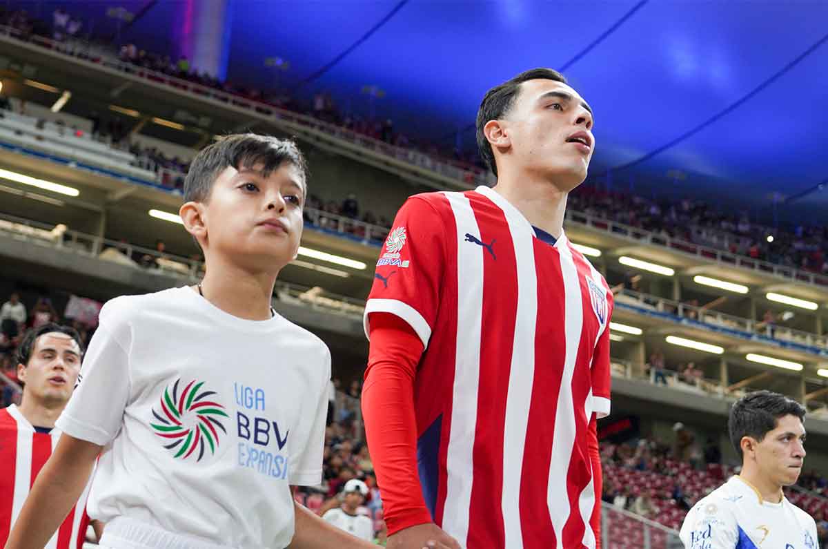 Hugo Camberos levanta la mano para el primer equipo de Chivas
