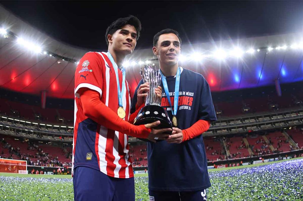Hugo Camberos levanta la mano para el primer equipo de Chivas 0