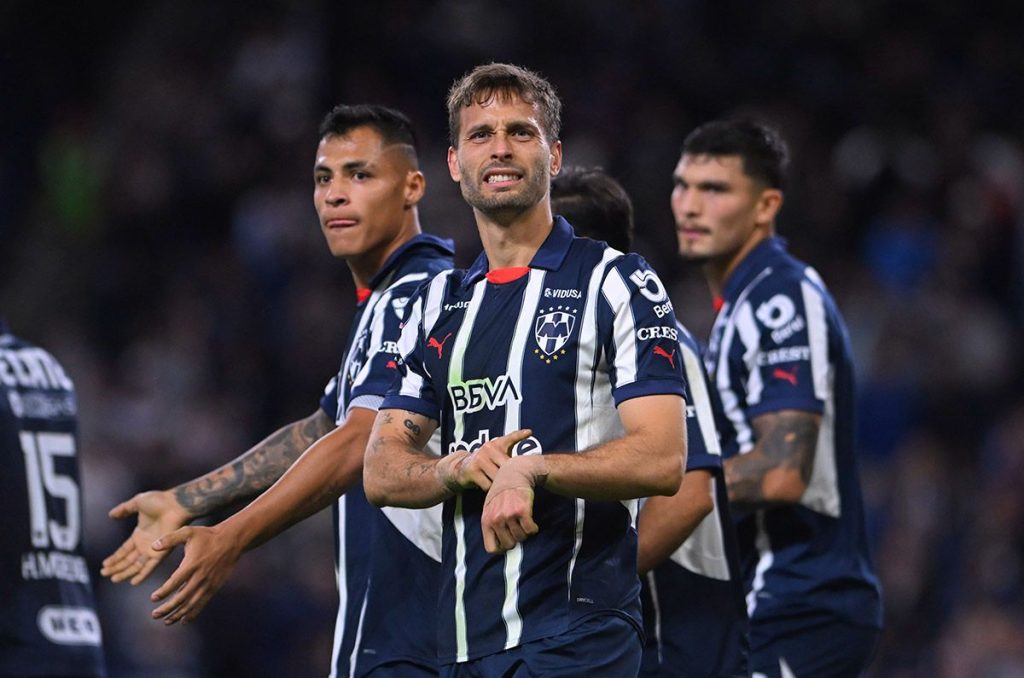 Canales vacuna a Pumas con penal agónico y le da la ventaja a Rayados