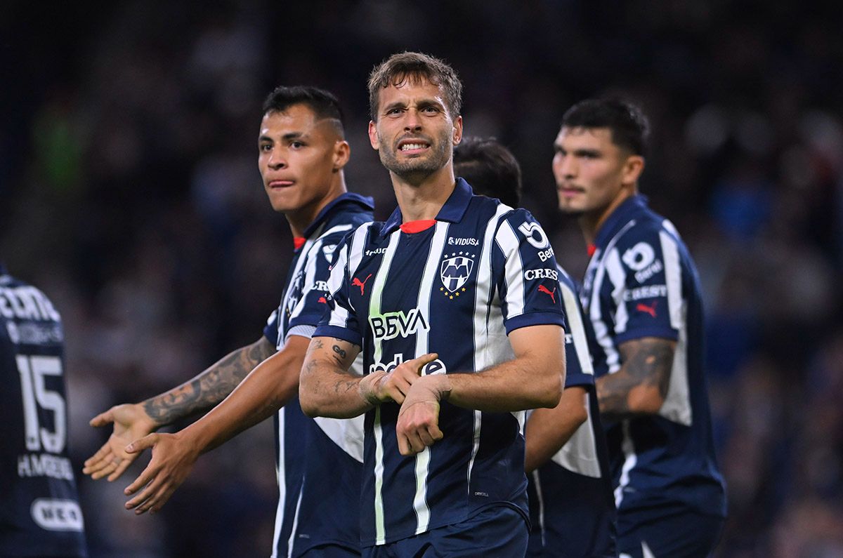 Canales vacuna a Pumas con penal agónico y le da la ventaja a Rayados