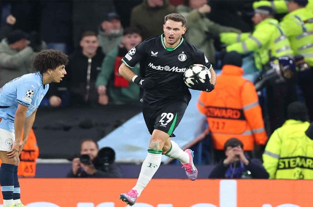 Santiago Giménez regresa con gol a lo Chicharito en Champions