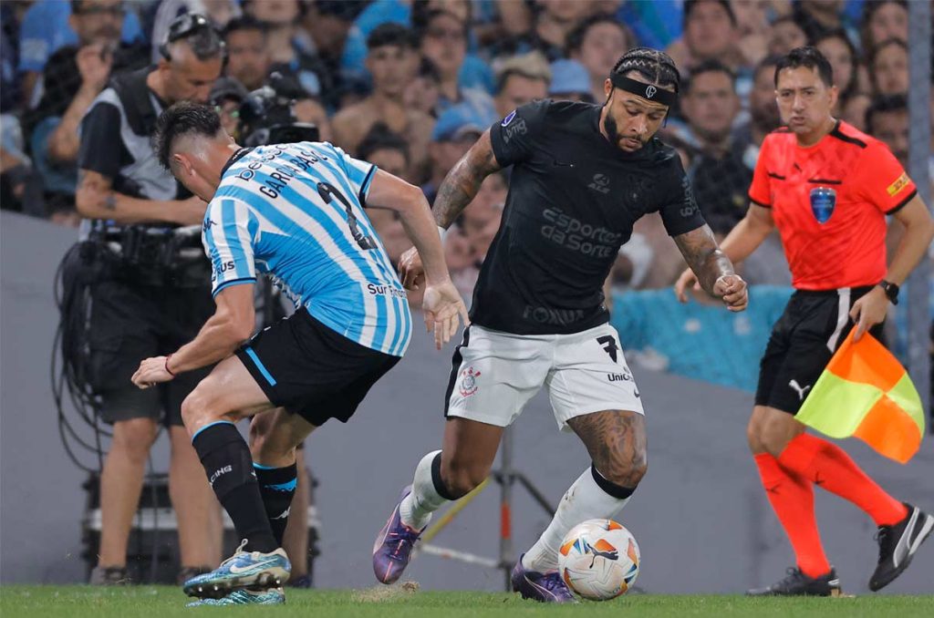 Agustín García Basso, deseo de Cruz Azul, enfrentando a Memphis Depay del Corinthians