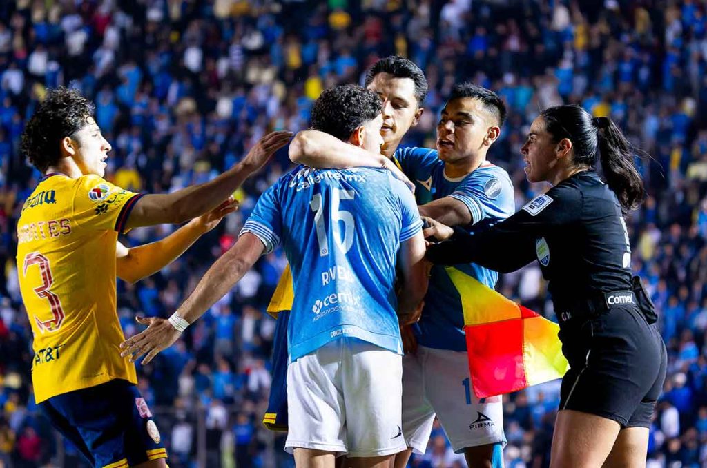 Argumentan con un nuevo ángulo que el penal de América debió ser anulado y se aumenta la polémica