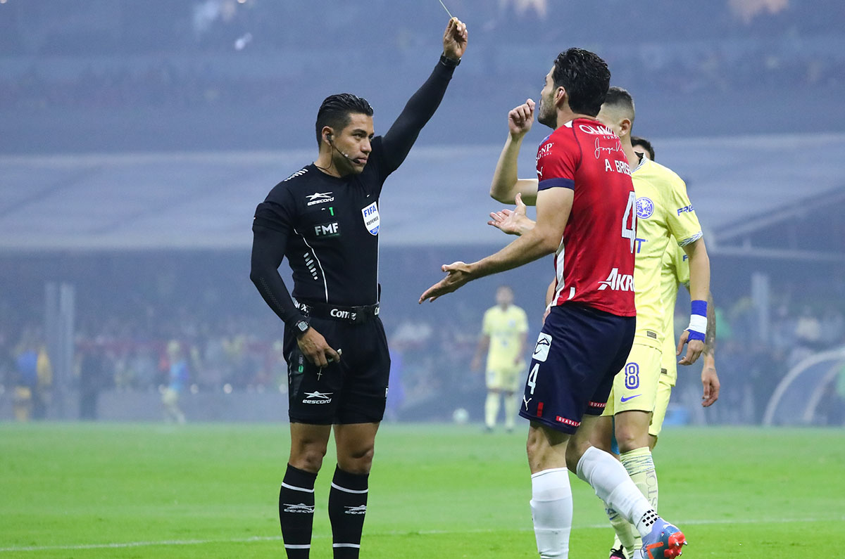 ¿Cómo le va al América y a Rayados cuando Víctor Cáceres ha sido el árbitro?