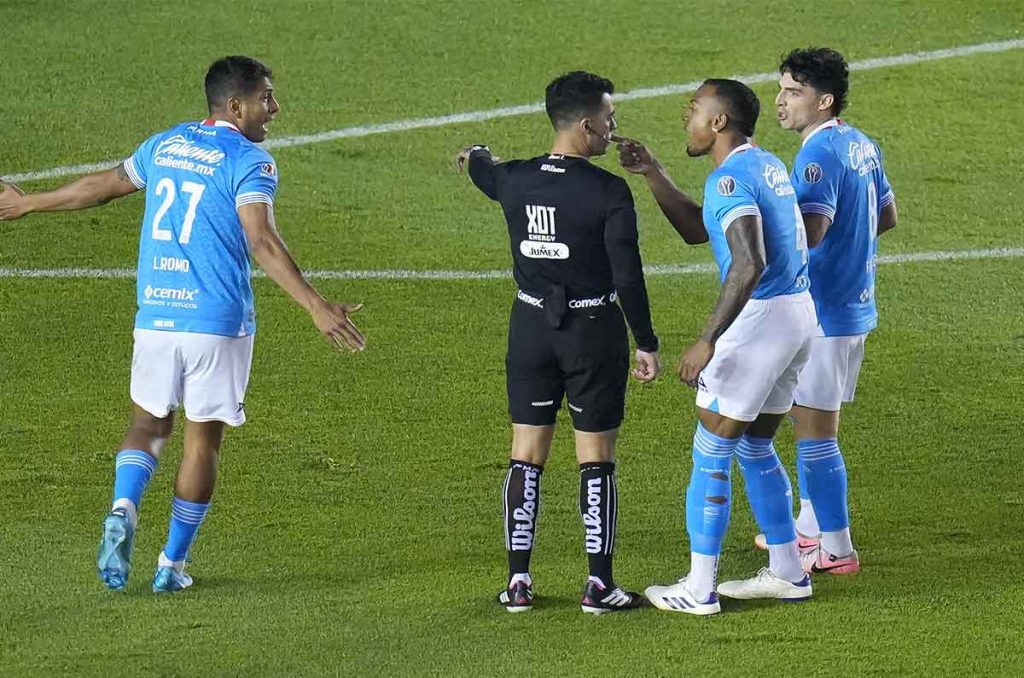 Cruz Azul aumenta la tensión en el Ciudad de los Deportes tras acusaciones directas a Adonai Escobedo 0