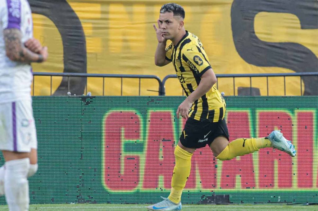 Peñarol insiste para quedarse con Leo Fernández; ofrece jugadores al Toluca
