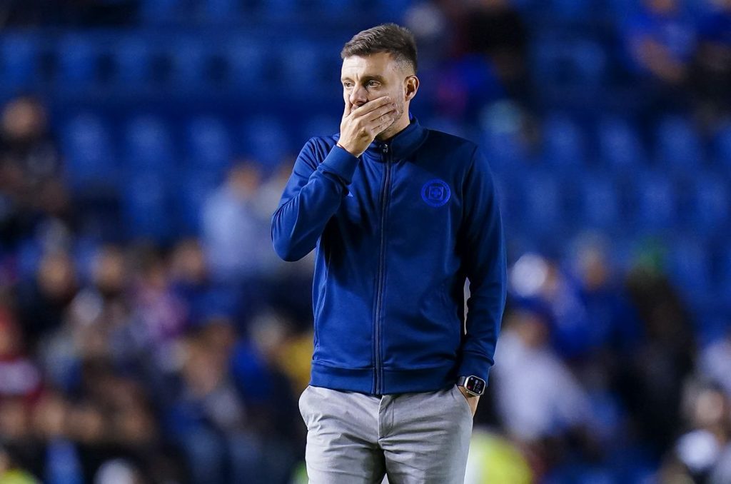 Anselmi desgasta su relación con Cruz Azul por constantes aumentos de sueldo