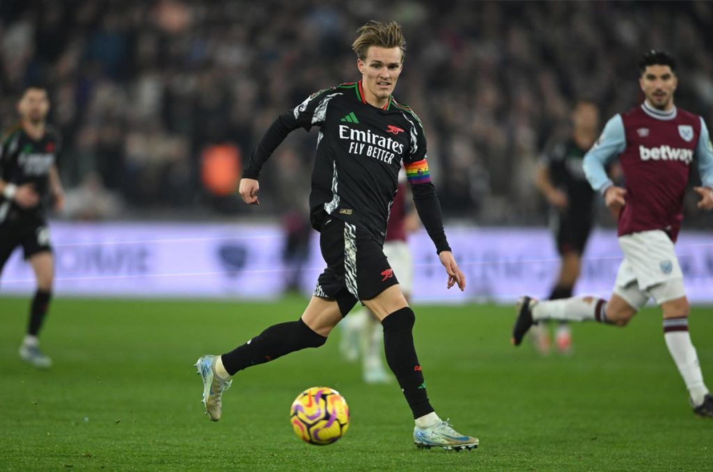 Martin Ødegaard se prepara con el Arsenal para enfrentar al Manchester United