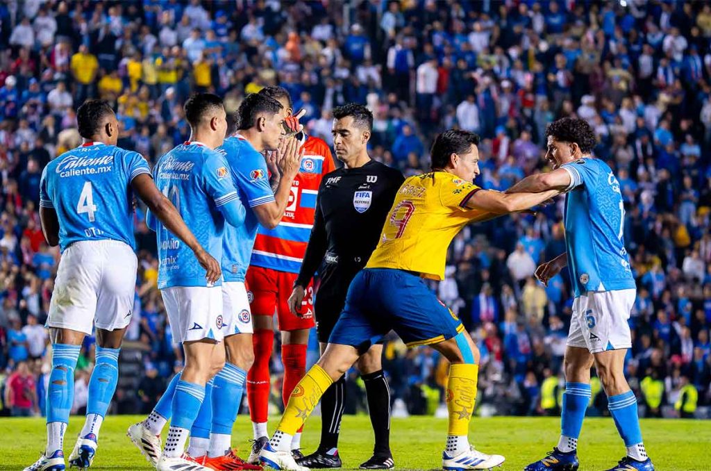 Reportero acusa agresión por directivo de Cruz Azul y amenaza de muerte por seguridad, tras eliminación