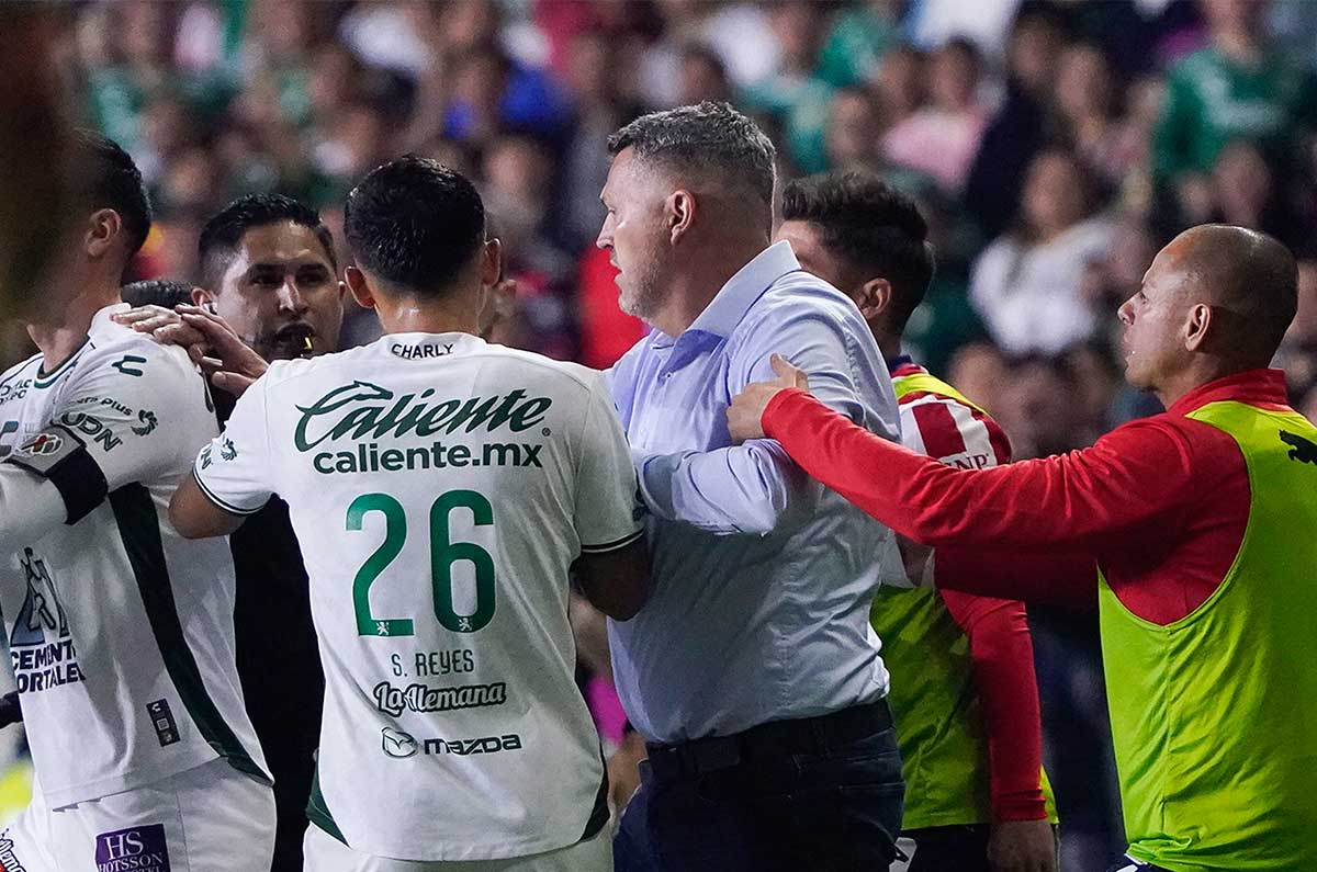 ¿Acuchillan a las Chivas? Decisiones del VAR y árbitro condicionan el partido con León