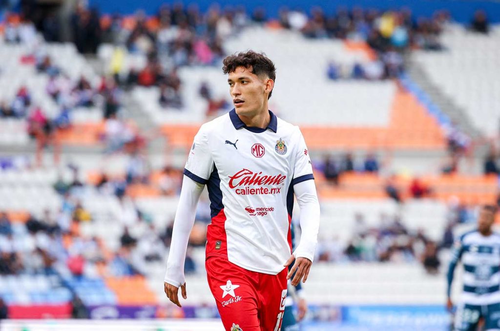 Chiquete cerca de Cruz Azul, aunque Chivas roba pieza clave de Anselmi