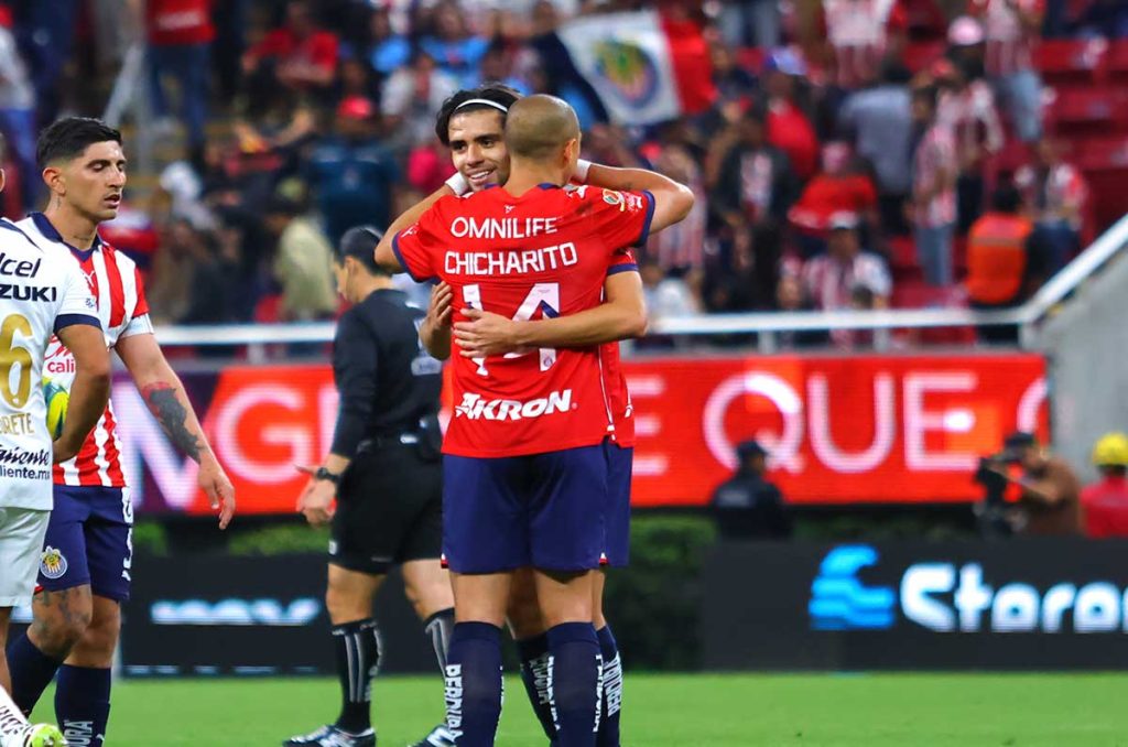 Chivas sorprende con movimientos y decisiones, deja entrever la salida de Chicharito Hernández