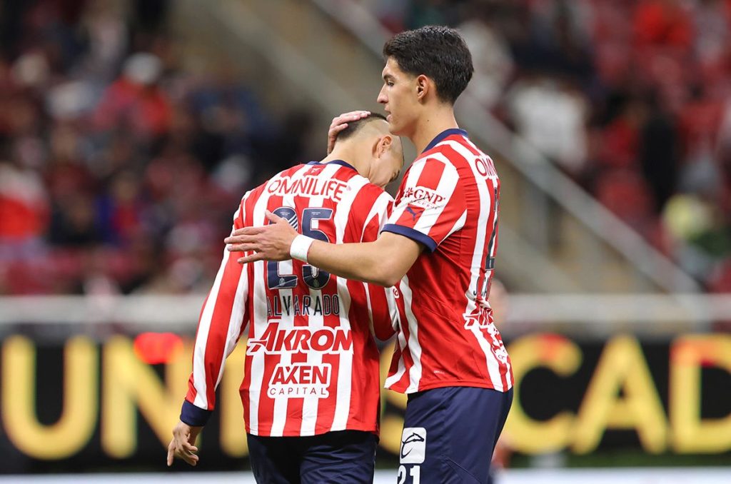 ¡Piojo Alvarado falla penal! Así la polémica jugada a favor de Chivas