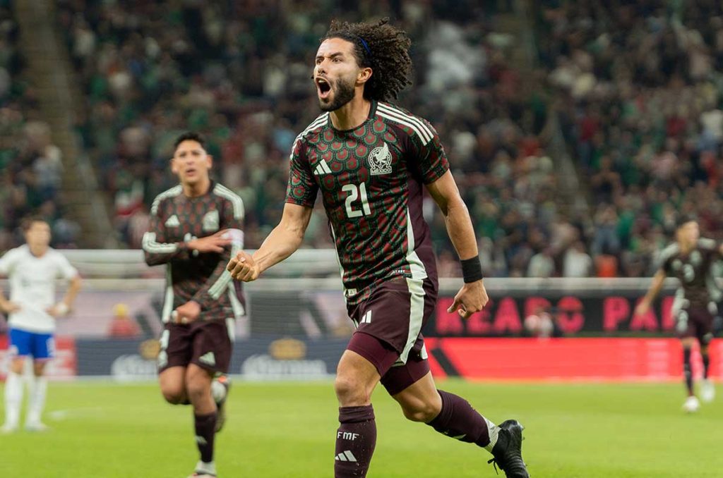 De Chicharito a Chino Huerta; mexicanos que dejaron huella en su debut europeo