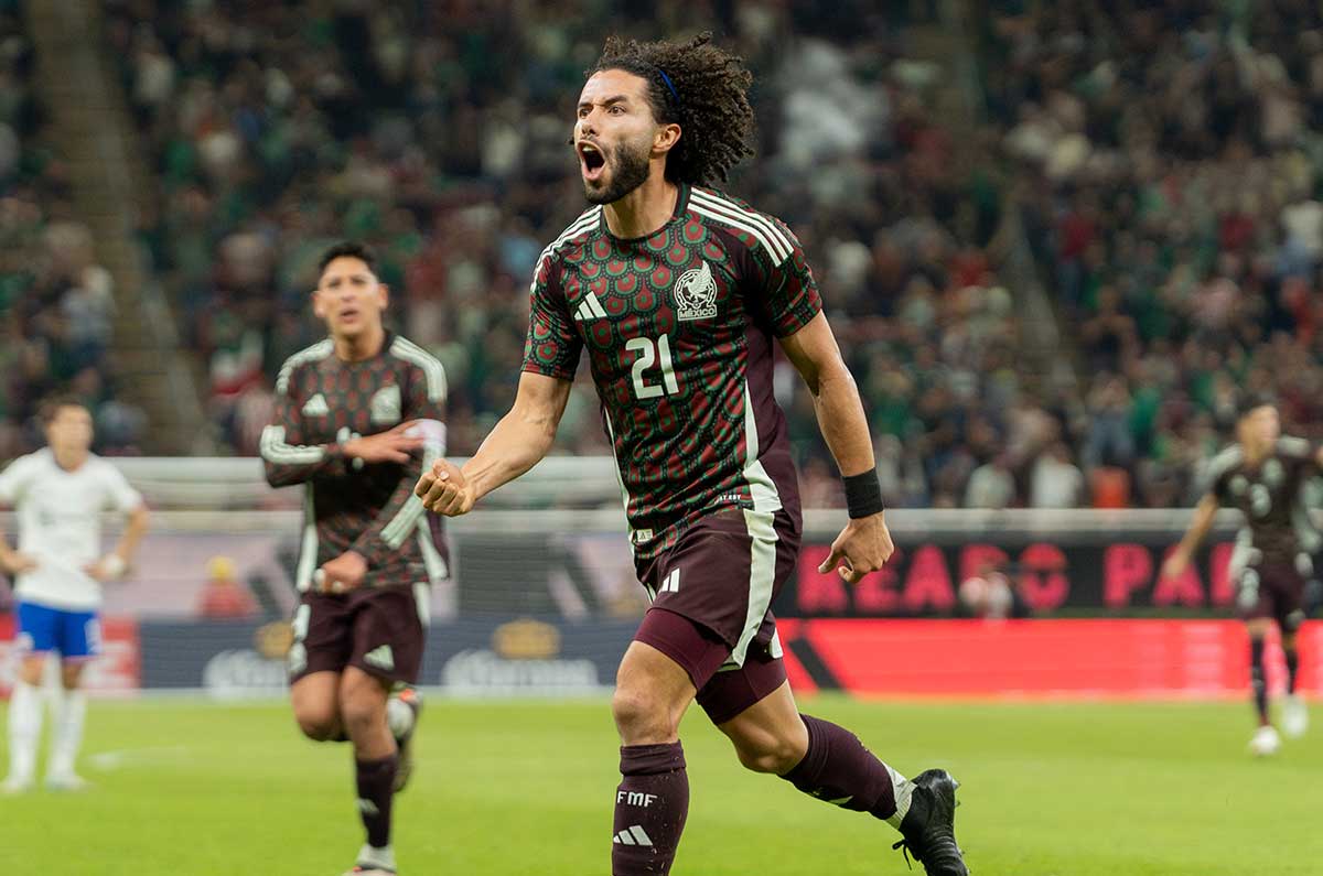 De Chicharito a Chino Huerta; mexicanos que dejaron huella en su debut europeo