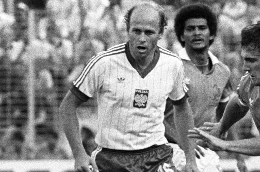 Grzegorz Lato jugando para la Selección de Polonia; un futbolista que militó en la Liga MX con el Atlante