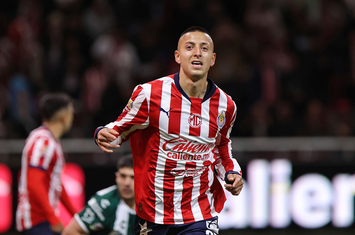 Chivas derrota a Santos con Piojo Alvarado como ‘villano’ y ‘héroe’