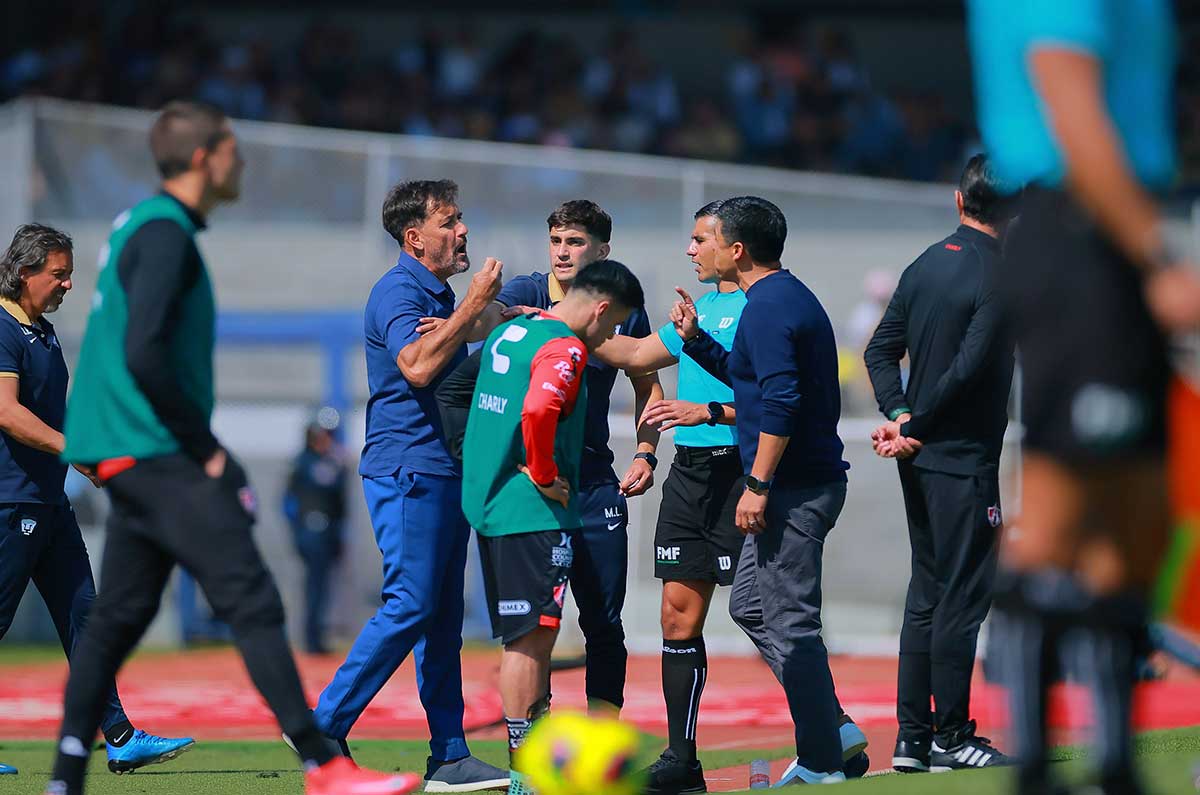 Gustavo Lema y Gonzalo Pineda se hacen de palabras en el empate de Pumas y Atlas