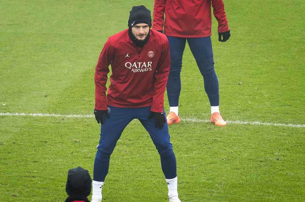 Kvaratskhelia ya entrena con el PSG