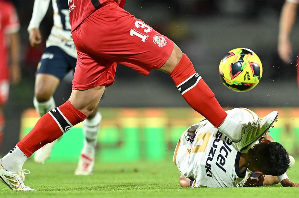 ¿La polémica de la jornada? Árbitro ignoró un penal en los minutos finales de Pumas vs Toluca 