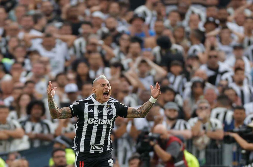 ¿Le hace el feo a León? Eduardo Vargas ficha por un inesperado club