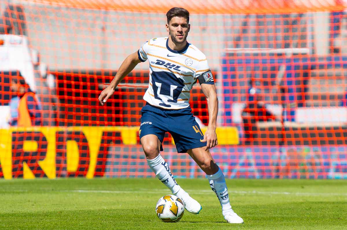 Lisandro Magallán. El defensa central argentino, veterano de mil batallas y referente de los Pumas de la UNAM podría marcharse. Los Felinos tienen que negociar su contrato o lo verían partir. 
