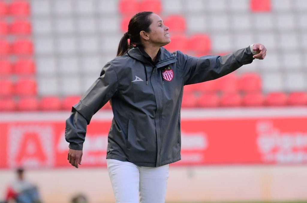 Lupita Worbis, entrenadora de Las Centellas para el Clausura 2025
