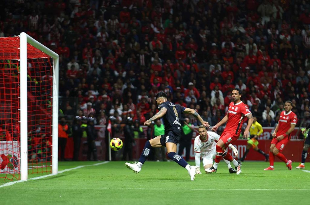 Chivas no perdona y arremete contra el arbitraje en Toluca