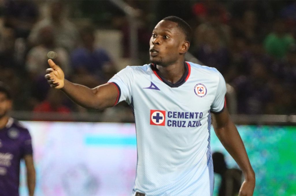 Cruz Azul también espera que Necaxa venda a Diber Cambindo