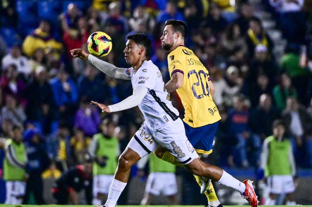Era llamado a tomar la batuta de la delantera en la Selección Mexicana, hoy llega a la división de Plata con el Loco Abreu
