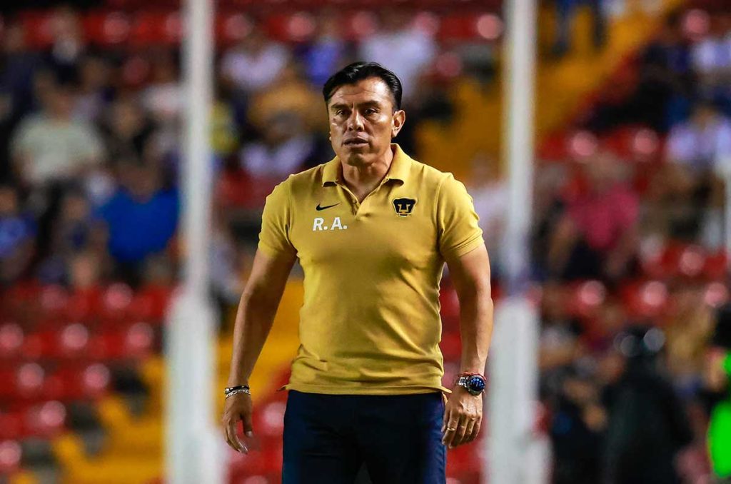 ¿Quién es Raúl Alpízar? Un técnico con mucha historia en Pumas y que será interino
