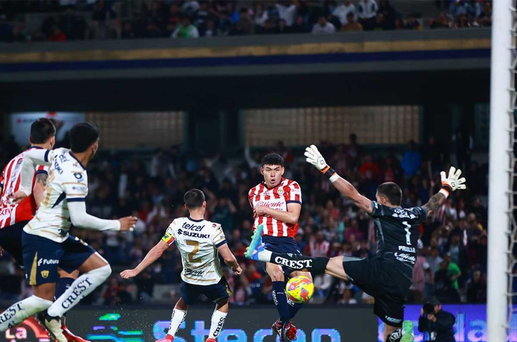Chivas echa mano de la cantera y derrota a Pumas en el Universitario