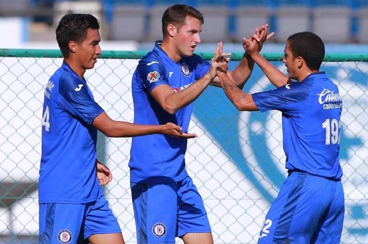 Compartió la delantera con Santi Giménez en Cruz Azul y hoy juega en la India