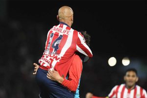 Con un Chicharito inspirado, Chivas rescata empate en Juárez