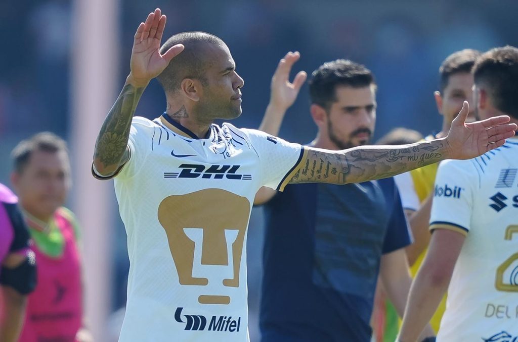 Pumas revive el tema Dani Alves con polémica incluida