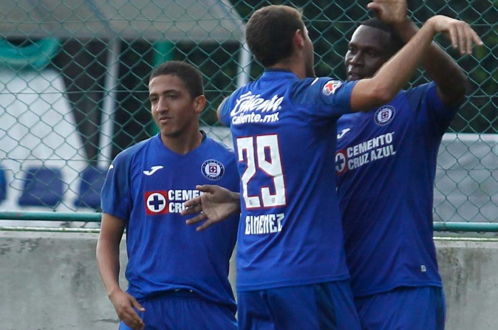 Ángel Orelién, Santiago Giménez y Bryan 'Cuco' Angulo en un partido de Cruz Azul Sub-20