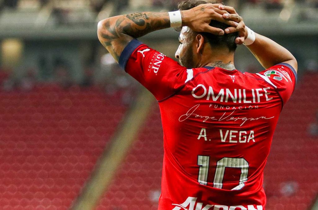 Alexis Vega no pudo rendir de la manera deseada en Chivas