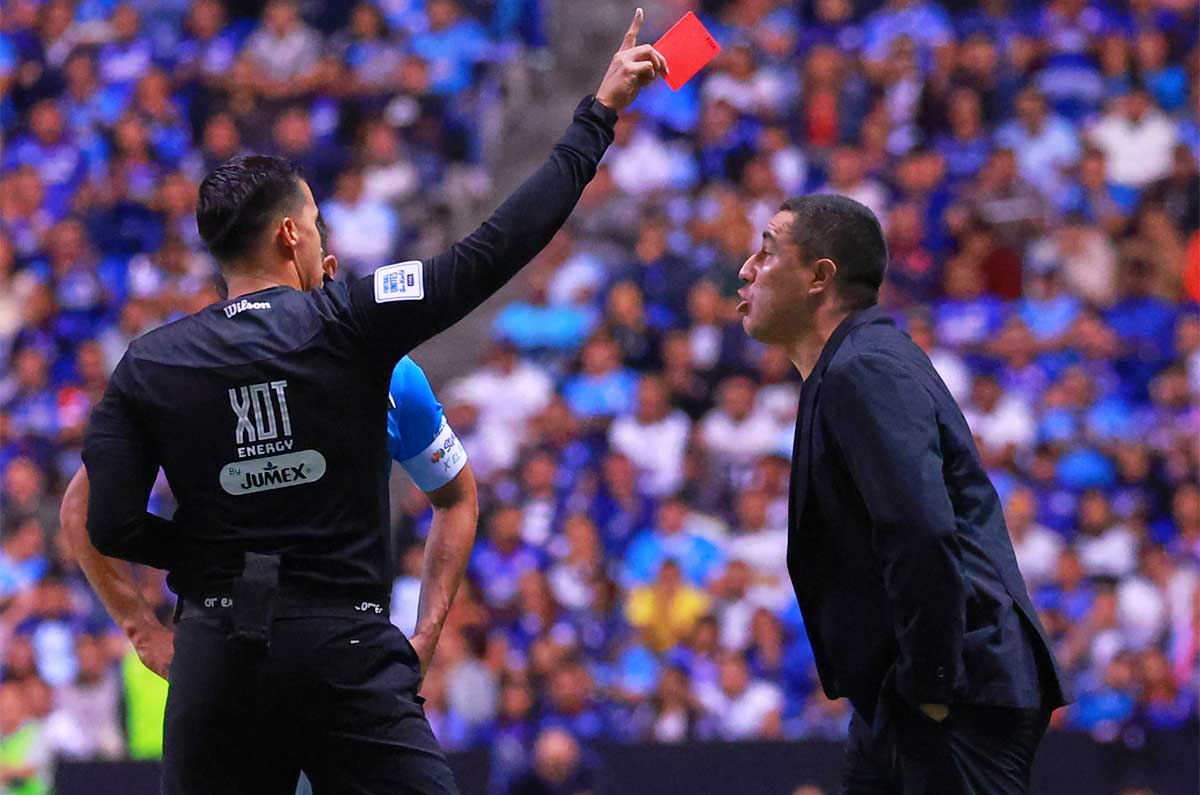 daniel-quintero-expulso-a-efrain-juarez-en-el-duelo-ante-cruz-azul