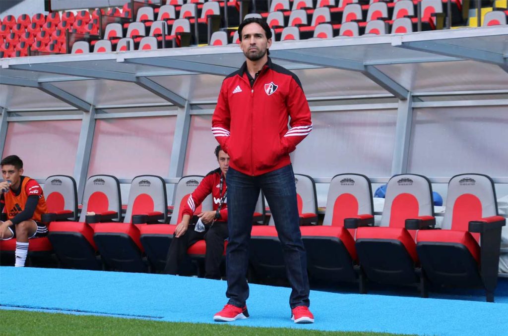 Gerardo Espinoza en su etapa como técnico de los Rojinegros del Atlas en inferiores