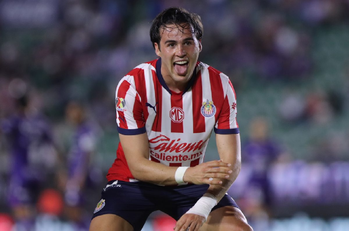 CHIVAS SE AFERRA AL PLAY IN