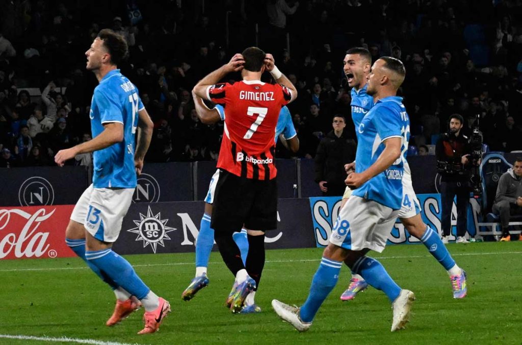Santiago Giménez puede ser parte de l maldición del dorsal '7' en el AC Milan