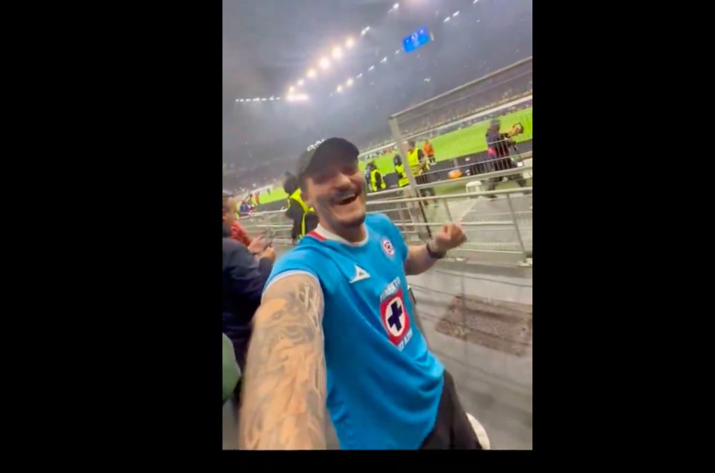 Aficionado de Cruz Azul se hizo presente en el partido entre Inter vs Barcelona