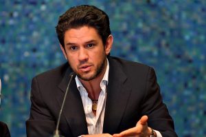 Alejandro Irarragorri emprende la huida ante problemas legales