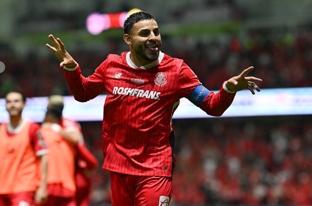 Alexis Vega festeja el título de los Diablos Rojos de Toluca campeón de la Liga MX