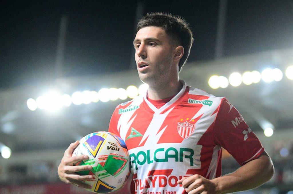 América se mete en la carrera por José Paradela