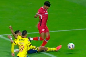 Así fue el polémico penal de Cáceres vs Robert Morales para definir un título