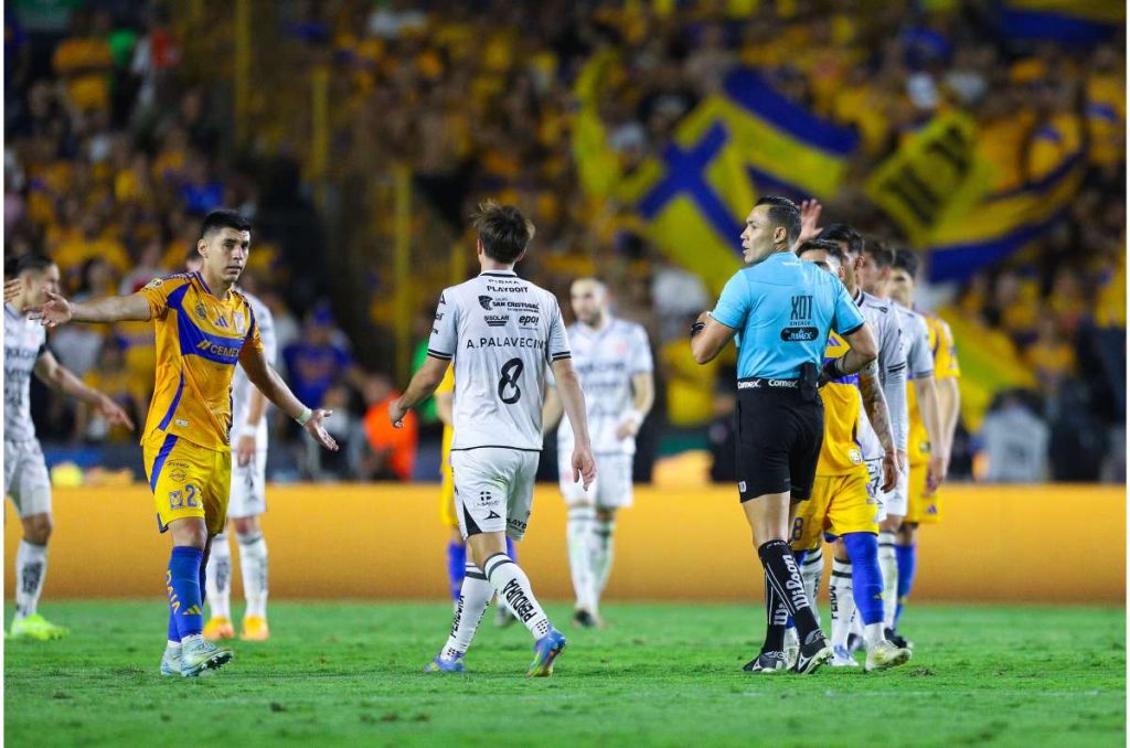 Audios del VAR en el Tigres vs Necaxa exhibe a Comisión de Arbitraje