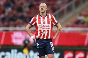 ¿Chicharito fuera por lesión? Nueva cirugía enciende las alarmas en Chivas