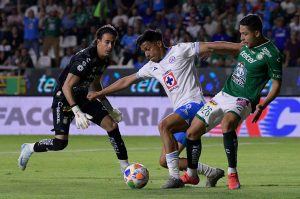 Cruz Azul derrota a León, pero no sentencia la serie