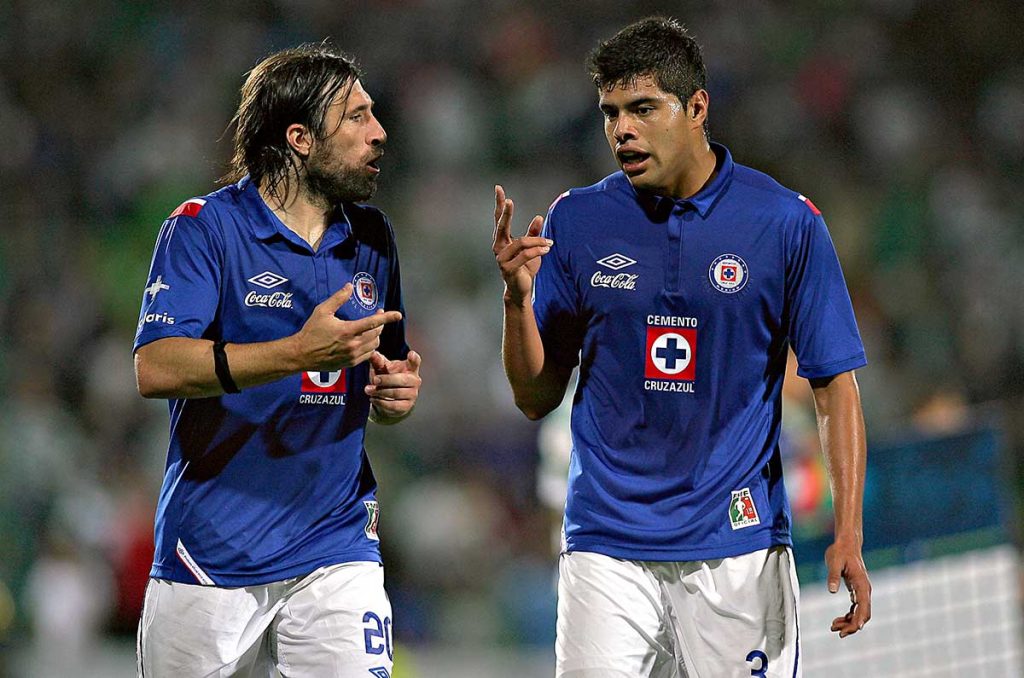 Néstor Araujo en su paso por Cruz Azul